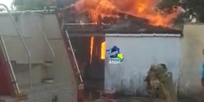 Casa é completamente destruída por incêndio em Ji-Paraná