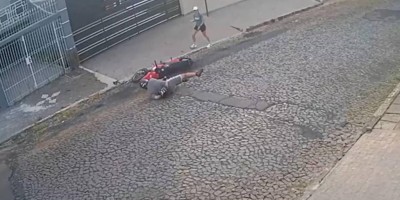 Homem cai de moto ao tentar passar mão em mulher; vídeo
