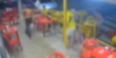 Homem é agredido com pauladas na cabeça por dupla em bar 