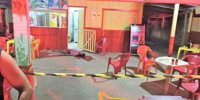 Homem é morto a tiros em bar de Ji-Paraná