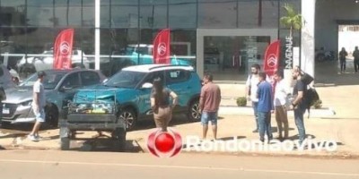 Carro zerado é atingido por reboque que se soltou de moto