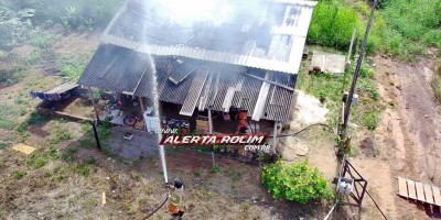 Incêndio destrói casa de madeira em Rolim de Moura; Vídeo