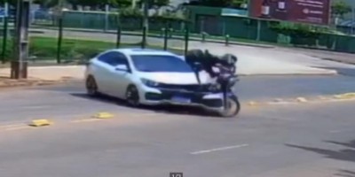 Câmera de segurança registra colisão entre moto e carro