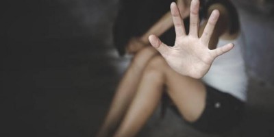 Ex-marido invade casa e espanca mulher com socos no rosto