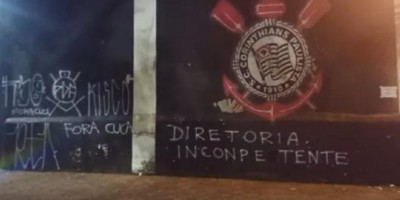 “Fora, Cuca”: Muros são pichados contra técnico no Corinthians