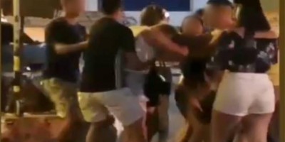 Madrasta é acusada de espancar a enteada a capacetadas em bar