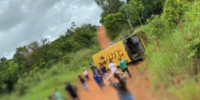 Ônibus escolar tomba na zona rural de Alvorada do Oeste
