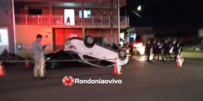 Siena capota em acidente envolvendo três veículos na Abunã 