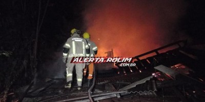 Casa abandonada é destruída por incêndio em Rolim de Moura