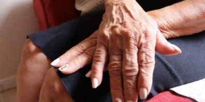 Genro é flagrado pela filha abusando da sogra de 61 anos 