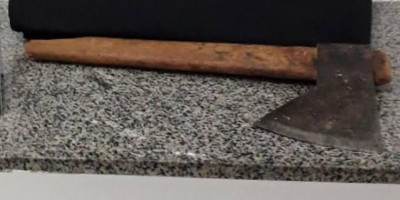 Homem é atacado a machadadas enquanto cozinhava na casa de amiga