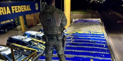 PRF apreende quase 2 mil kg de maconha e 8 pistolas escondidos em carregamento de carreta...