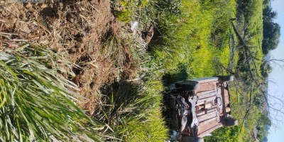 Veículo capota às margens da RO-383, em Santa Luzia