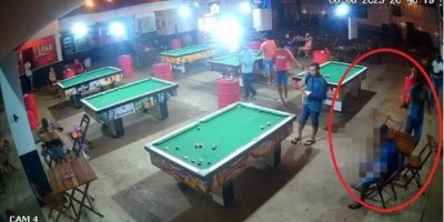 Jovem é executado a tiros enquanto jogava sinuca; vídeo