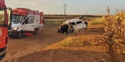 Motorista sobrevive após carro capotar e ficar completamente destruído