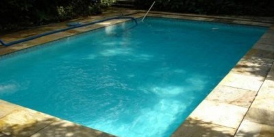 Bebê de 1 ano morre afogado após cair em piscina de casa