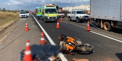 Motociclista morre após bater em caminhão na BR-364