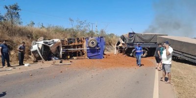 Colsião envolvendo três carretas deixa um morto na BR-163