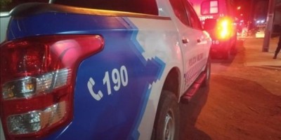 Dupla de moto executa homem a tiro no meio da rua