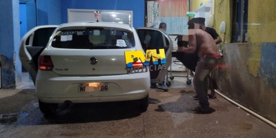 Enciumado, homem ataca ex-mulher e primo dela a facadas