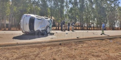 Idoso morre após filho dormir ao volante e capotar veículo
