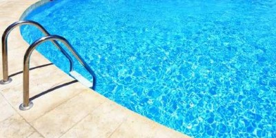 Menina de 2 anos morre após cair em piscina na casa da avó