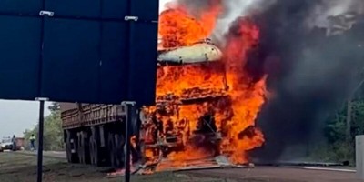 Carreta carregada com algodão pega fogo na BR-163