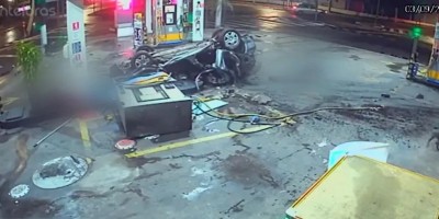 Carro invade posto de combustíveis após bater em poste; Três morreram -- Vídeo