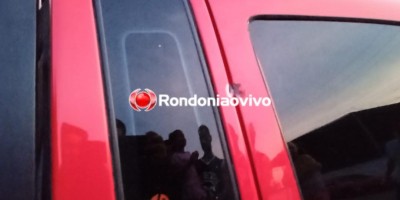 Jovem é atacado a tiros por criminosos em automóvel