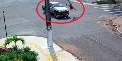 Motociclista 'voa' por cima de carro após colisão em Cacoal; vídeo
