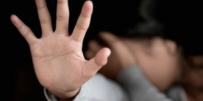 Mulher acorda sendo abusada por homem dentro de casa