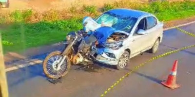 Forte colisão deixa moto 'cravada' em carro na BR-163; vídeo
