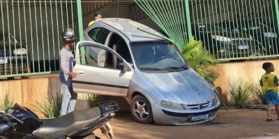 Gestante passa mal, perde a direção de carro e bate em grade de estacionamento de...