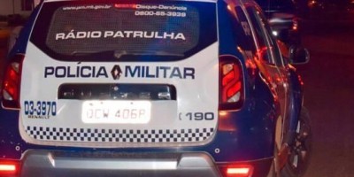 Padrasto tarado é flagrado espiando enteada no banho