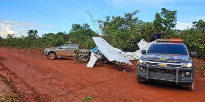 Avião cai e polícia encontra mais de 450 kg de droga no MT