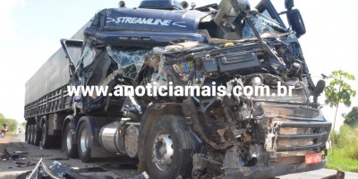 Carreta colide violentamente contra outra na BR-364, em Jaru