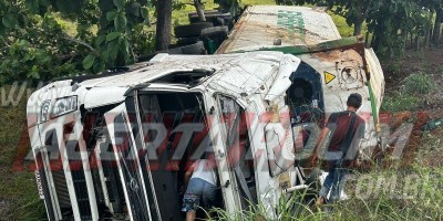 Carreta frigorífica tombou na RO 010, em Nova Estrela
