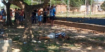 Jovem é morto com nove tiros por dupla em praça