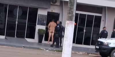 Homem completamente nu é flagrado no meio da rua em Vilhena