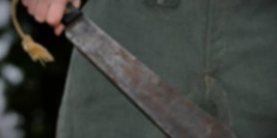 Marido ataca mulher com facão dentro de casa