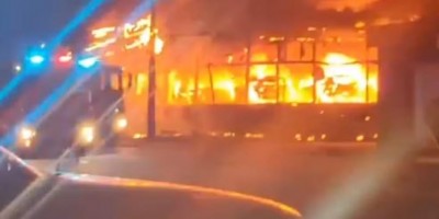 Incêndio supostamente criminoso destrói 70 carros em loja de veículos em SC; vídeos