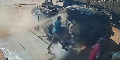 Pneu de carreta explode e atinge borracheiro no MT; vídeo