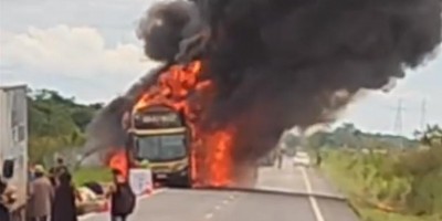 Ônibus lotado de passageiros pega fogo na BR-364, em RO; ninguém se feriu -- vídeo
