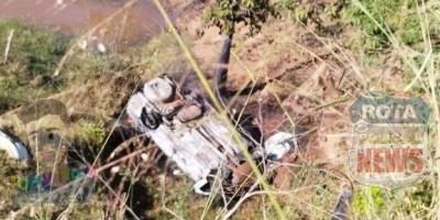 Carro capota, sai da pista e pega fogo na BR-435 em RO; vídeo