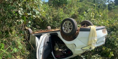 Carro com 4 pessoas capota na RO-010, em Rolim de Moura