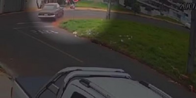 Mãe e bebê de 1 anos são atropelados por carro no Paraná; vídeo