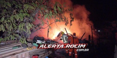 Residência é destruída por incêndio em Rolim de Moura