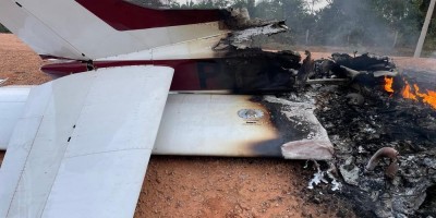 Avião cai e pega fogo após ser interceptado pela FAB, entre RO e AM
