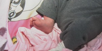 Mulher abandona bebê de quatro meses em bar e sai correndo