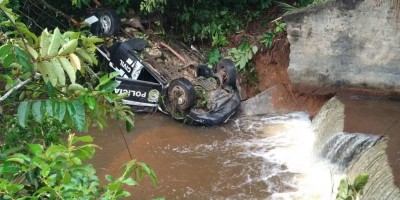 Viatura policial sai da pista e cai dentro de Igarapé em RO